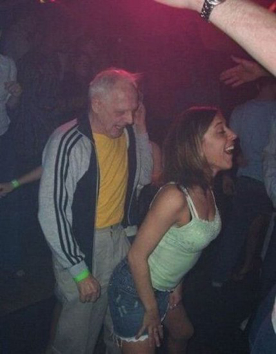 Старый дед сзади танцующей девушки